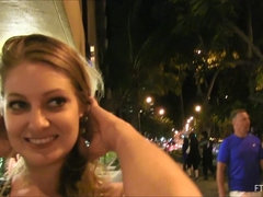 En gros plan de très près, Extrême, Masturbation, Orgasme, Public, Solo, Gicler, Sous la jupe