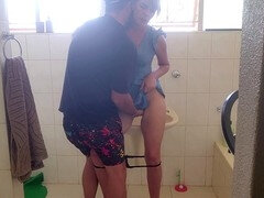18 años, Cuarto de baño, Penetracion con dedos, Hd, Coño, Falda, Inodoro, Bajo la falda