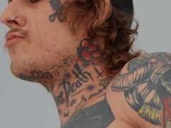 Lécher le cul, En levrette, Fétiche, Bâillonner, Homosexuelle, Masturbation, Fessée, Tatouage