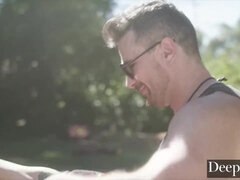 Tussi, Grosser schwanz, Blasen, Braunhaarige, Aufs gesicht abspritzen, Im freien, Öffentlich, Muschi