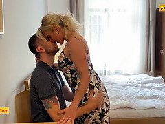 Amateur, Beauté, Branlette thaïlandaise, Embrassement, Mère que j'aimerais baiser, Chatte, Belle mère, Tatouage