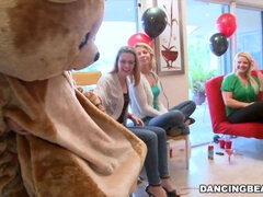 Enthousiasteling, Grote mammen, Naakte man aangeklede vrouw, Oudere vrouw, Dansen, Latijnse vrouw, Moeder die ik wil neuken, Feest