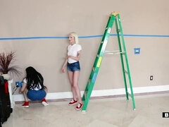 Sucer une bite, Brunette brune, Homme nu et filles habillées, Tir de sperme, Faciale, Fille latino, Pov, Réalité