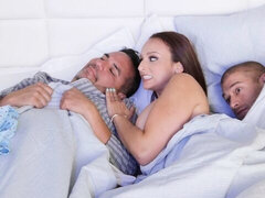 Gros cul, Gros seins, En levrette, Poupée, Branlette thaïlandaise, Mère que j'aimerais baiser, Pénis, Rasée