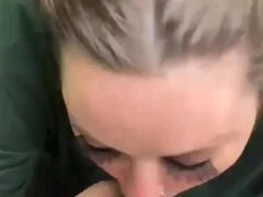 Blondine, Blasen, Braunhaarige, Schwanz, Interrassisch, Im freien, Öffentlich, Schlampe