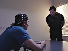 Grosse bite, Sucer une bite, Brunette brune, Attrapée, Homosexuelle, Poilue, Hard, Police