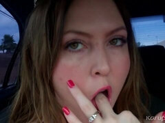 Grosser arsch, Grosse titten, Auto, Fingern, Masturbation, Im freien, Solo, Entkleiden