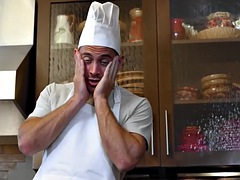 Bruinharig, Schattig, Keuken, Masturbatie, Tatoeage, Tiener, Tieten likken, Uniformpje