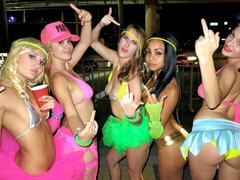 Nana, Sucer une bite, En levrette, 2 femmes 1 homme, Seins naturels, Orgie, Adolescente, Nénés