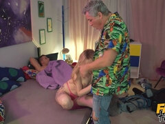Blondine, Blasen, Betrug, Kehlenfick, Frau, Hd, Flotter dreier, Titten