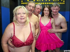 Grosser arsch, Grosse titten, Blasen, Hundestellung, Familie, Hardcore, Milf, Orgie