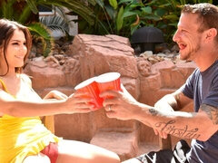 Leie, Grosser schwanz, Grosse titten, Blasen, Vollbusig, Hundestellung, Natürlichen titten, Im freien