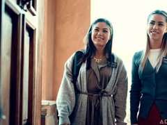 Brunette brune, Doigter, Embrassement, Léchez, Masturbation, Seins naturels, Dénudage, Nénés