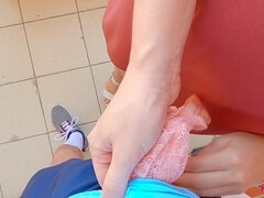 Enthousiasteling, Pijpbeurt, Sperma shot, Handbeurt, Slipje, Verleid, Zuigen, Onder de rok