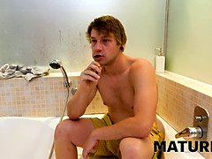 Watch belinda Bee's blonde cougar body take a dip in the pool