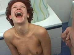 18 ans, Sucer une bite, Léchez, Seins naturels, Rousse roux, Cheveux courts, Maigrichonne, Solo
