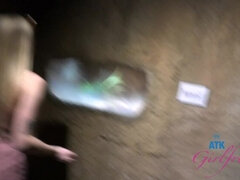 Grosser arsch, Blondine, Fussjob, Freundin, Handjob, Im freien, Öffentlich, Muschi