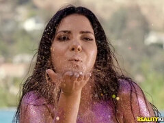 Nana, Sucer une bite, Brunette brune, Plantureuse, Hard, Fille latino, De plein air, Piscine