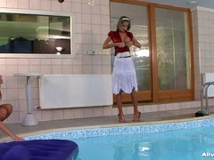 Большие сиськи, Брюнетки, Натуральные сиськи, Бассейн, Чулки, Между сисек, Под водой, Под юбкой
