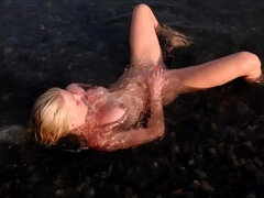 Enthousiasteling, Blond, Naakt, Buiten, Pissen, Openbaar, Slet, Vrouw