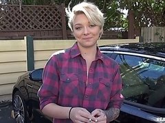 Blonde, Voiture, Éjaculer dans la bouche, Tir de sperme, En levrette, Rasée, Cheveux courts, Nénés