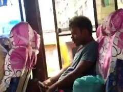 Asiatique, Bus, Attrapée, Tir de sperme, Branlette thaïlandaise, Indienne, Masturbation, Public