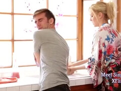 アナル, ブロンド, フェラチオ, 中出し, 手コキする, ハードコア, 淫乱熟女, 息子