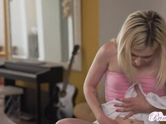 素人, ブロンド, 中出し, なめる, ハメ撮り, ラフ, 剃毛, オッパイの