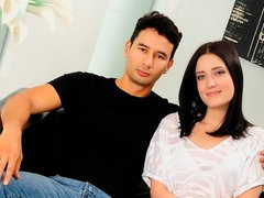 Arsch, Blasen, Braunhaarige, Fetisch, Handjob, Lecken, Strapon, Jungendliche (18+)