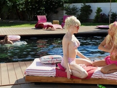 In den arsch, Bikini, Blondine, Füsse, Im freien, Pool, Transfrau, Tätowierung