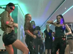 Grote mammen, Bruinharig, Naakte man aangeklede vrouw, Sperma shot, Lesbisch, Feest, Openbaar, Swinger