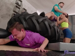 Grote kont, Pijpbeurt, Hondjeshouding, 1 man 2 vrouwen, Sportzaal, Mager, Tiener, Trio