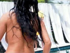 デカパイ, 茶髪の, 巨乳な, 顔射, 人妻の, ラティーナ, プール, 妻