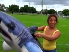 Nana, Sucer une bite, Brunette brune, Tir de sperme, En levrette, Hd, Seins naturels, Piscine