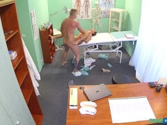 Tir de sperme, Médecin, En levrette, Faciale, Léchez, Chatte, Fessée, Voyeur