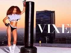 Enthousiasteling, Grote lul, Hondjeshouding, Zwart, Interraciaal, Klein, Mager, Tieten likken