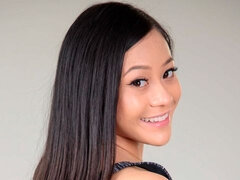 Asiatique, Cul, Sucer une bite, Brunette brune, En levrette, Rasée, Adolescente, Nénés