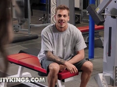 Blasen, Hundestellung, Sporthalle, Lecken, Natürlichen titten, Muschi, Realität, Rau