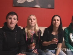 Blond, Pijpbeurt, 1 man 2 vrouwen, Groep, Handbeurt, Natuurlijke tieten, Geschoren, Tieten likken