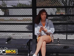 Chica, Mamada, Pareja, Garganta profunda, Tetas naturales, Público, Tatuaje, Tetas