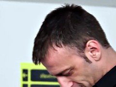Naakte man aangeklede vrouw, Europees, Handbeurt, Rijpe lesbienne, Strippen