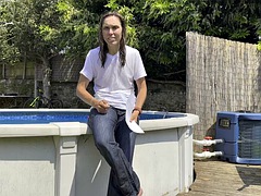 Leie, Britisch, Braunhaarige, Bekleidet, Milf, Im freien, Titten