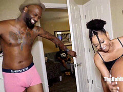 Amateur, Gros cul, Gros clito, Grosse bite, Noire, Seins naturels, Mamelons, Petite femme