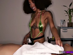 Tussi, Schwarz, Erotisch, Handjob, Lingerie, Massage, Erotischer film, Tätowierung