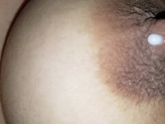 Grote mammen, Rondborstig, Huisgemaakt, Melk, Natuurlijke tieten, Tepels, Hangende tieten, Tieten likken