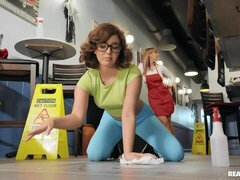 Grosser arsch, Grosse titten, Lecken, Lingerie, Milf, Rasiert, Strapon, Entkleiden