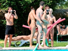 Grosse bite, Sucer une bite, 2 femmes 1 homme, Seins naturels, De plein air, Piscine, Adolescente, Nénés
