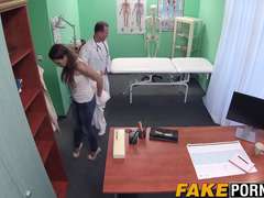 Sucer une bite, Brunette brune, Médecin, Hard, Chatte