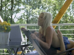 Voeten, Voetbeurt, Hongaars, Likken, Natuurlijke tieten, Buiten, Doordringend, Tieten likken