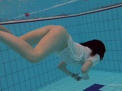 18 años, Morena, Fetiche, Desnudo, Piscina, Coño, Adolescente, Bajo el agua